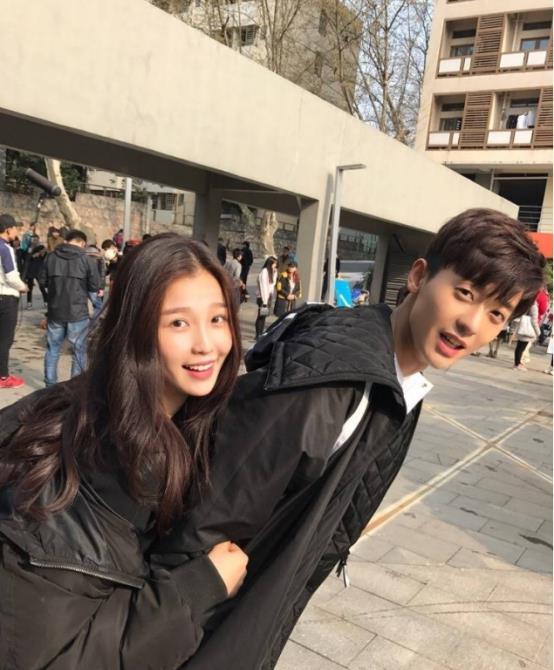 娱乐圈吃瓜的直播间是真的吗,娱乐圈直播间的“吃瓜”真相揭秘 第1张 娱乐圈吃瓜的直播间是真的吗,娱乐圈直播间的“吃瓜”真相揭秘 第1张